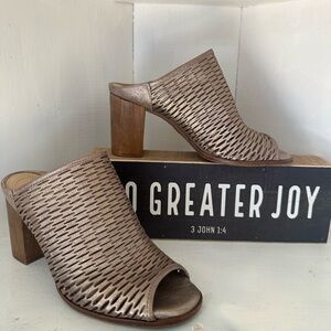 Women’s Nurture gold sandals. Size 7